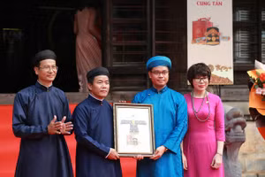 Tiếp nhận và trưng bày hai cổ vật: Mũ quan đại thần và áo Nhật Bình cung tần triều Nguyễn.