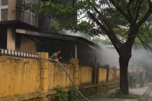 Lực lượng chức năng nhanh chống có mặt để tham gia dập lửa.