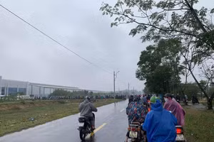 Hình ảnh các công nhận tụ tập tại Công ty TNHH Chế xuất Billon Max Việt.