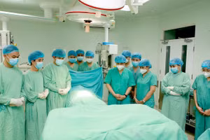 Tập thể bác sĩ bệnh viện Trung ương Huế cúi đầu tiễn biệt bệnh nhân.