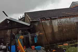 Lốc xoáy đã làm cho nhiều ngôi nhà trên địa bàn tỉnh Thừa Thiên - Huế bị tốc mái.