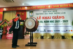 PGS.TS Trần Thanh Đức - Hiệu trưởng Trường ĐH Nông Lâm (ĐH Huế) đánh trống khai giảng năm học 2021 - 2022. 