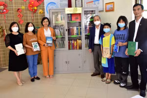 Ông Phan Ngọc Thọ trao tặng Tủ sách về Huế cho trẻ em làng SOS.