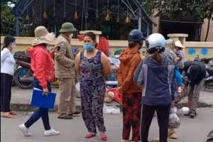 Ban quản lý chợ ra phố cưỡng chế người bán hàng rong, mặc người dân bất tỉnh.