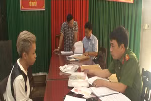 Đôi tượng Nguyễn Viết Lâm tại cơ quan công an.