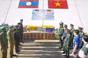 Bộ CHQS tỉnh Thừa Thiên - Huế trao gạo và nhu yếu phẩm cho người dân sống giáp ranh nước bạn Lào.
