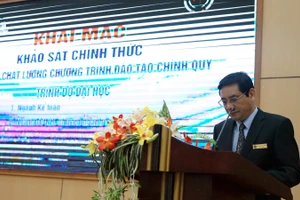 PGS.TS Trần Văn Hoà, Hiệu trưởng Trường Đại học Kinh tế, Đại học Huế phát biểu tại buổi lễ.