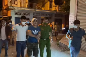 Lực lượng chức năng bắt giữ Trần Ngọc Duy. 