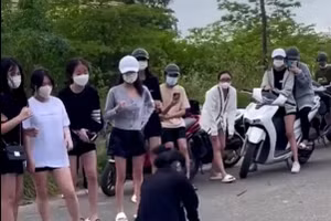 Hai nữ sinh Huế lao vào đánh nhau sau lời xúi giục của đám bạn.