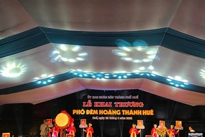 Ông Nguyễn Văn Phương -Chủ tịch UBND tỉnh Thừa Thiên - Huế đánh trống khai trương Phố đêm Hoàng Thành Huế.