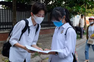 Thí sinh tại điểm thi Trường THCS Mễ Trì, quận Nam Từ Liêm, chiều 10/6.