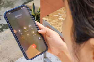 Phụ huynh cần cảnh giác trước các cuộc gọi giả danh giáo viên, nhân viên y tế. (Ảnh: INT)