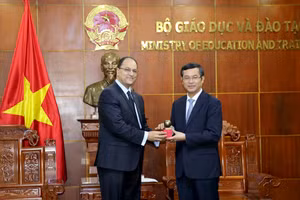 Thứ trưởng Nguyễn Văn Phúc và GS Slim Khalbous, Tổng Giám đốc AUF, (trái) trao quà lưu niệm.