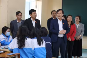 Đoàn giám sát thăm lớp học tại Trường THPT Chuyên Hưng Yên.