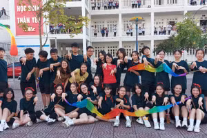 Cô Trương Thị Thu Hường (áo đỏ) chụp ảnh cùng học sinh Trường THPT chuyên Hạ Long, tỉnh Quảng Ninh. Ảnh: NVCC.