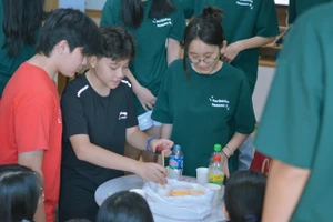 Các em làm thí nghiệm vận dụng tại trại hè "Mật mã khởi nguyên".