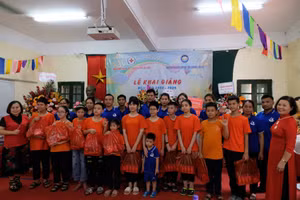 Các nhà hảo tâm trao tặng quà cho học sinh Trường PTCS Dân lập dạy trẻ câm điếc Hà Nội.