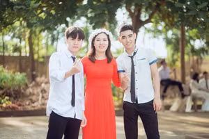 Cô Nguyễn Thuỳ Dung chụp ảnh cùng học sinh. Ảnh: NVCC.