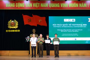 Thứ trưởng Bộ Công an Trần Quốc Tỏ trao chứng nhận cho Ban tổ chức hội thảo.