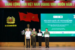 Thứ trưởng Bộ Công an Trần Quốc Tỏ trao chứng nhận cho Ban tổ chức hội thảo.