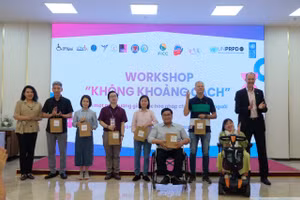 Ban tổ chức trao quà cho các diễn giả tại workshop.