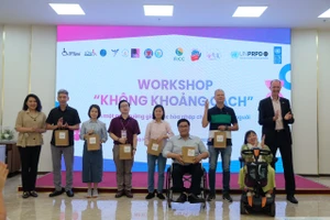 Ban tổ chức trao quà cho các diễn giả tại workshop.