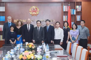 Các đại biểu chụp hình lưu niệm.