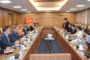 Quang cảnh buổi làm việc.