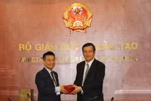 Thứ trưởng Nguyễn Văn Phúc (phải) và đại diện Hội đồng kinh doanh Hoa Kỳ - ASEAN trao quà lưu niệm.