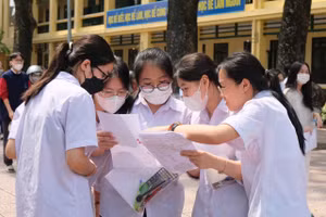 Thí sinh trao đổi đáp án sau khi kỳ thi.