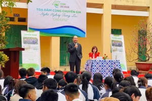 Chương trình tọa đàm cùng chuyên gia tại Trường THPT Quang Trung, tỉnh Hưng Yên. Ảnh: NTCC.