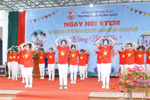 Học sinh Trường THCS Xuân Quan biểu diễn văn nghệ. Ảnh: NTCC.