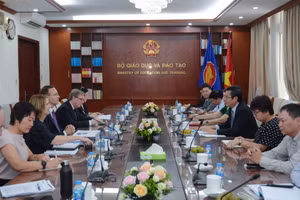 Các đại biểu thảo luận tại buổi làm việc.