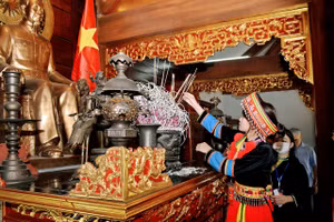 Nữ sinh người Dao vươn lên từ 'sỏi đá'