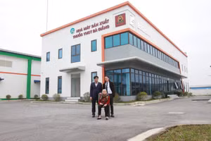 GS Lê Thành Vinh (hàng trên, ngoài cùng bên trái) chụp ảnh cùng con trai và mẹ là Lương y Phạm Thị Giang. Ảnh: NVCC.