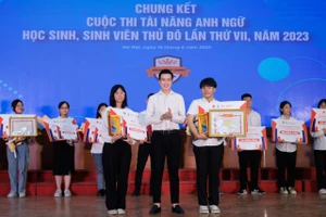 Ban tổ chức trao giải Nhất cho hai thí sinh cuộc thi Tài năng Anh ngữ 2023.