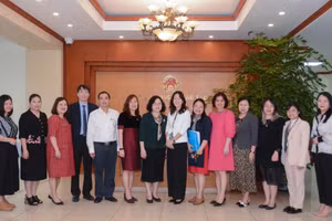 Các đại biểu chụp hình lưu niệm.