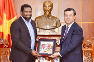 Thứ trưởng Bộ GD&ĐT Nguyễn Văn Phúc (phải) và Thứ trưởng Kgwaridi Buti Manamela trao quà lưu niệm.