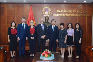 Các đại biểu chụp hình lưu niệm.