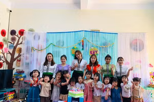 Là Thị Vân (đứng thứ 3 từ trái sang, hàng 2) và bạn bè thực tập tại Trường Mầm non Chiềng Sinh, tỉnh Sơn La. Ảnh: NVCC.