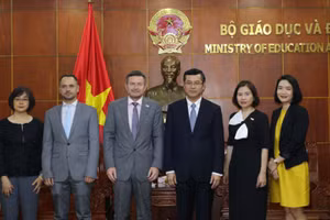 Các đại biểu chụp hình lưu niệm.