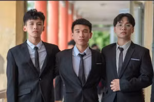 Nguyễn Mạnh Hùng (giữa) chụp ảnh cùng bạn bè. Ảnh: NVCC.