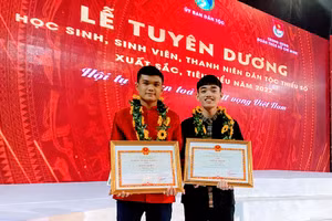 Đinh Lâm Hùng (phải) chụp ảnh kỷ niệm trong Lễ tuyên dương học sinh, sinh viên, thanh niên DTTS xuất sắc, tiêu biểu năm 2022. Ảnh: NVCC.