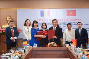 Thứ trưởng Nguyễn Văn Phúc và Đại sứ Rumani Cristina Romila ký kết chương trình hợp tác về giáo dục và đào tạo giữa hai bên.