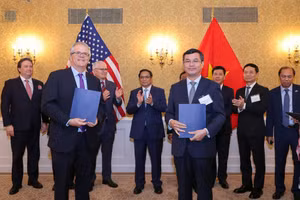 Thủ tướng Phạm Minh Chính chứng kiến lễ trao ba biên bản ghi nhớ giữa Bộ GD&ĐT Việt Nam với tập đoàn Intel. Ảnh: Nhật Bắc.