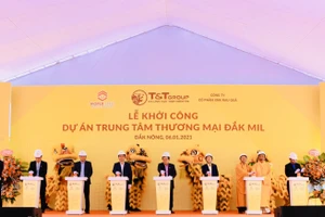 Ông Đỗ Quang Hiển, Chủ tịch HĐQT kiêm TGĐ Tập đoàn T&T Group và các đại biểu bấm nút khởi công dự án.