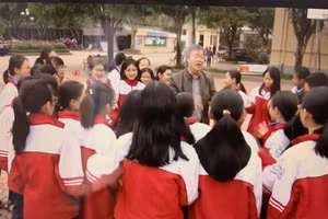 Thầy giáo Lê Thống Nhất cùng các em học sinh trường THCS Đặng Thai Mai, TP Vinh, Nghệ An.