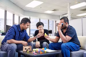 Phó giáo sư Suranga Nanayakkara (bên trái) cùng đồng sự thử nghiệm hiệu quả của một phát minh mới.