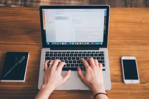 Có nhiều công việc online để bạn lựa chọn phù hợp với khả năng của bản thân trong mùa dịch. Ảnh minh họa.