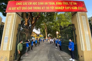 Giữa trời nắng gay gắt, hay cơn mưa tới, tình nguyện viên thủ đô xếp thành hàng dài động viên thí sinh.